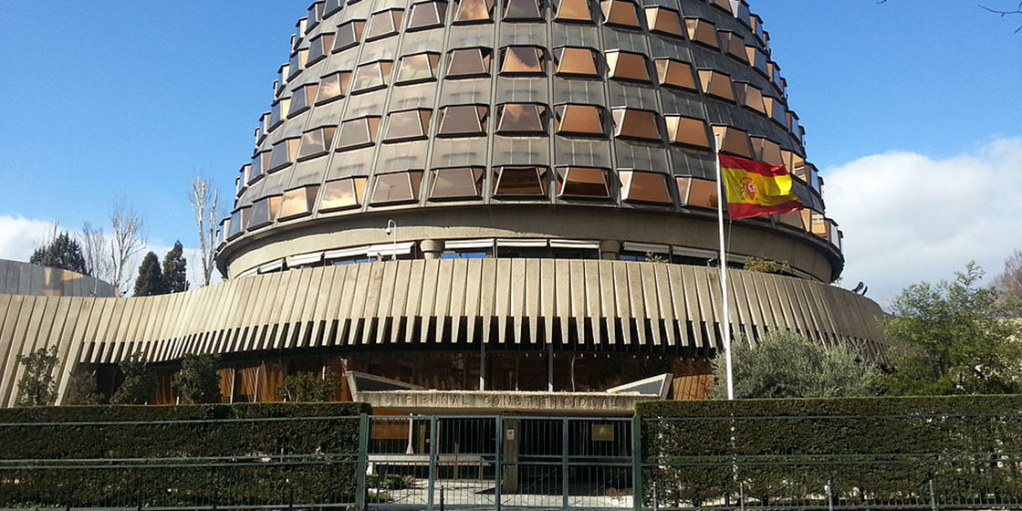 El Constitucional admite el recurso del Gobierno y suspende la ley catalana de sanidad universal
