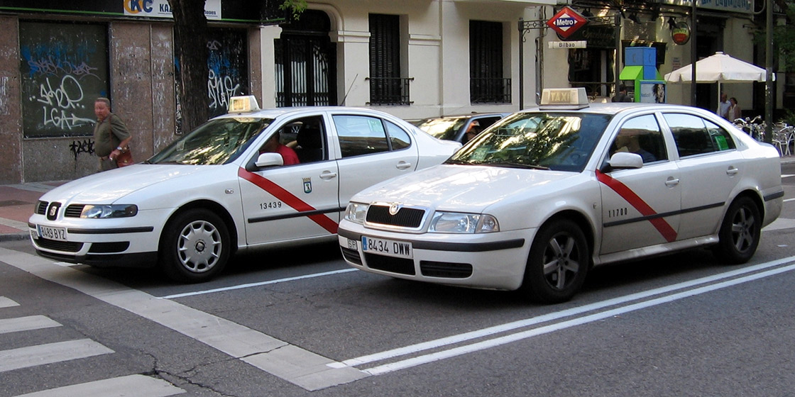 El Gobierno justifica el uso del Decreto-Ley que blinda al sector del taxi porque el aumento de las licencias de Uber y Cabify 